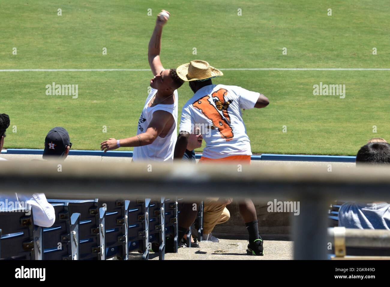 US Navy Boatswain Mate 3rd Class Jerron Johnson aus New Orleans fängt bei einem Baseballspiel der Norfolk Tides im Harbor Park für eine von Moral, Welfare and Recreation gesponserte Veranstaltung am 17. Juni 2021 in Norfolk, Virginia, einen streunenden Baseballschläger ein. Die John C. Stennis (CVN 74) arbeitet in der Newport News Shipyard zusammen mit NNS, NAVSEA und Auftragnehmern, die die Betankung von Komplexüberholungen durchführen, um das Kriegsschiff rechtzeitig und im Rahmen des Budgets wieder in den Kampf zu bringen, um seine Pflicht zur Verteidigung der Vereinigten Staaten wiederaufzunehmen. Stockfoto