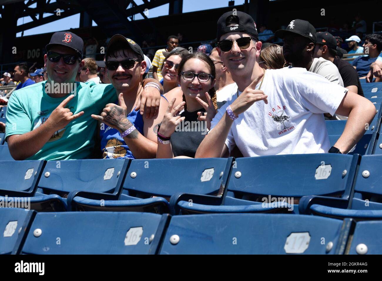 Die Matrosen der US-Marine posieren während eines Baseballspiels der Norfolk Tides im Harbor Park für ein Foto zu einer von Moral, Welfare and Recreation gesponserten Veranstaltung in Norfolk, Virginia, am 17. Juni 2021. Die John C. Stennis (CVN 74) arbeitet in der Newport News Shipyard zusammen mit NNS, NAVSEA und Auftragnehmern, die Betankung und komplexe Überholung durchführen, als Teil der Mission, das Kriegsschiff im Kampf wieder rechtzeitig und im Rahmen des Budgets abzuliefern, um seine Pflicht zur Verteidigung der Vereinigten Staaten wieder aufzunehmen. Stockfoto