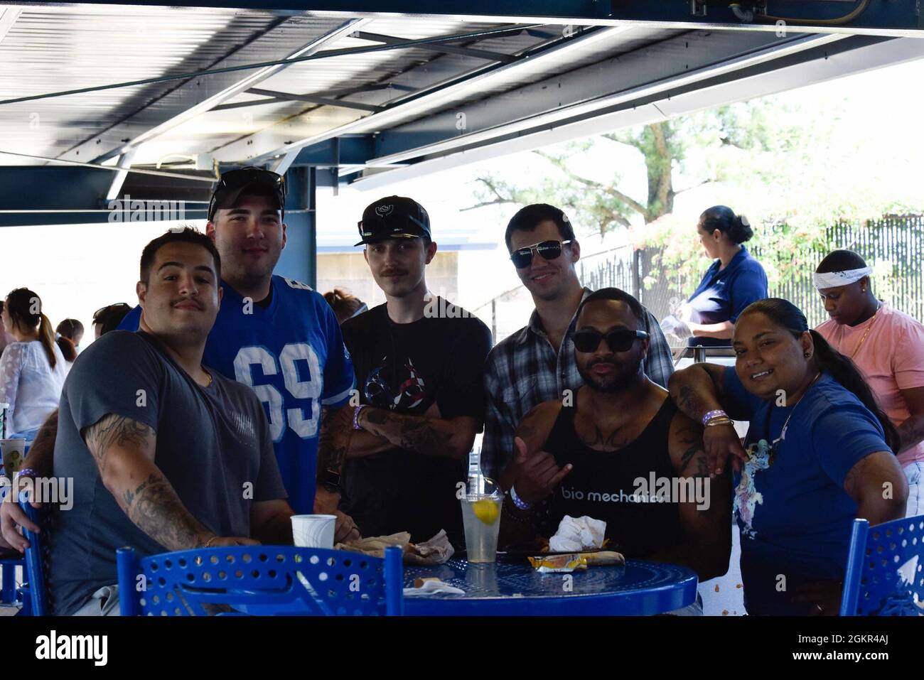 Seeleute der US-Marine posieren für Gruppenfotos während eines Baseballspiels der Norfolk Tides im Harbor Park, für eine von Moral, Welfare and Recreation gesponserte Veranstaltung, in Norfolk, Virginia, 17. Juni 2021. Die John C. Stennis (CVN 74) arbeitet in der Newport News Shipyard zusammen mit NNS, NAVSEA und Auftragnehmern, die Betankung und komplexe Überholung durchführen, als Teil der Mission, das Kriegsschiff im Kampf wieder rechtzeitig und im Rahmen des Budgets abzuliefern, um seine Pflicht zur Verteidigung der Vereinigten Staaten wieder aufzunehmen. Stockfoto