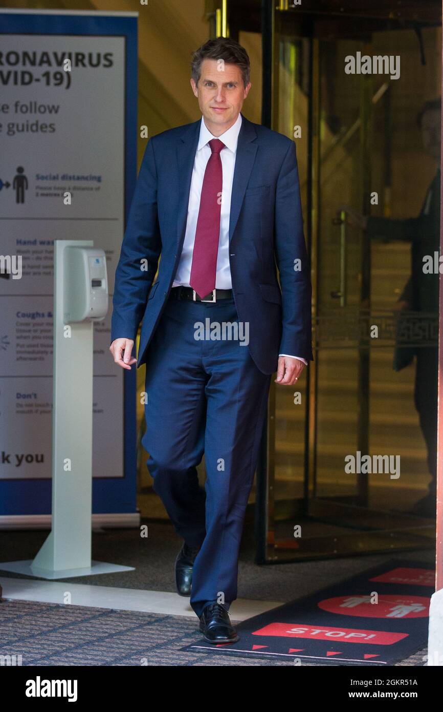 Der Minister für Bildung, Gavin Williamson, kommt von den Millbank Studios zum Bildungsministerium, nachdem er eine Reihe von fernseh- und Radiosendungen aufgenommen hat Stockfoto