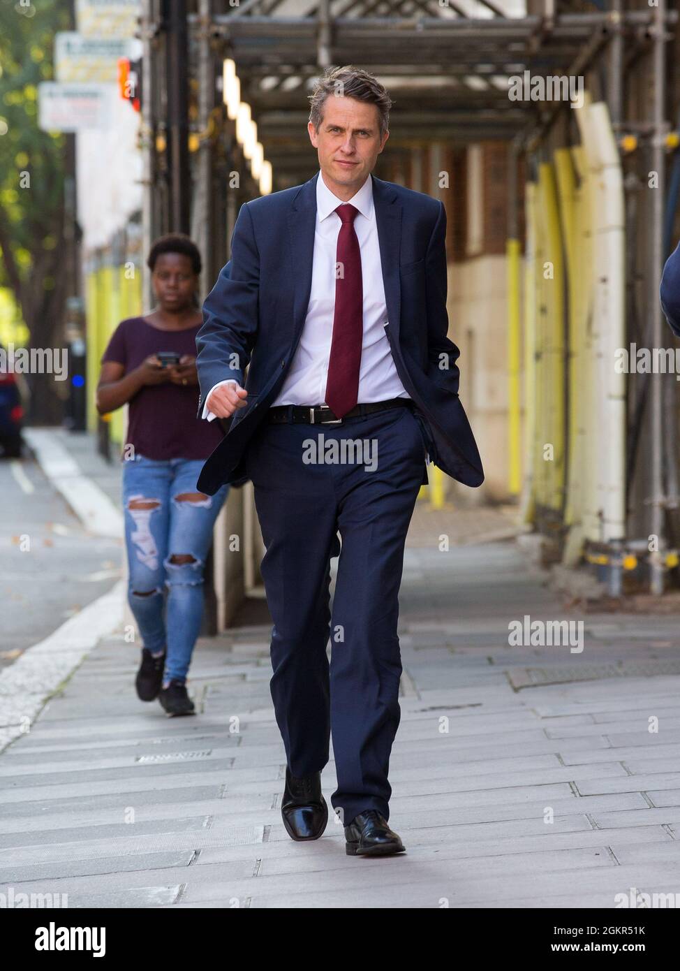 Der Minister für Bildung, Gavin Williamson, kommt von den Millbank Studios zum Bildungsministerium, nachdem er eine Reihe von fernseh- und Radiosendungen aufgenommen hat Stockfoto