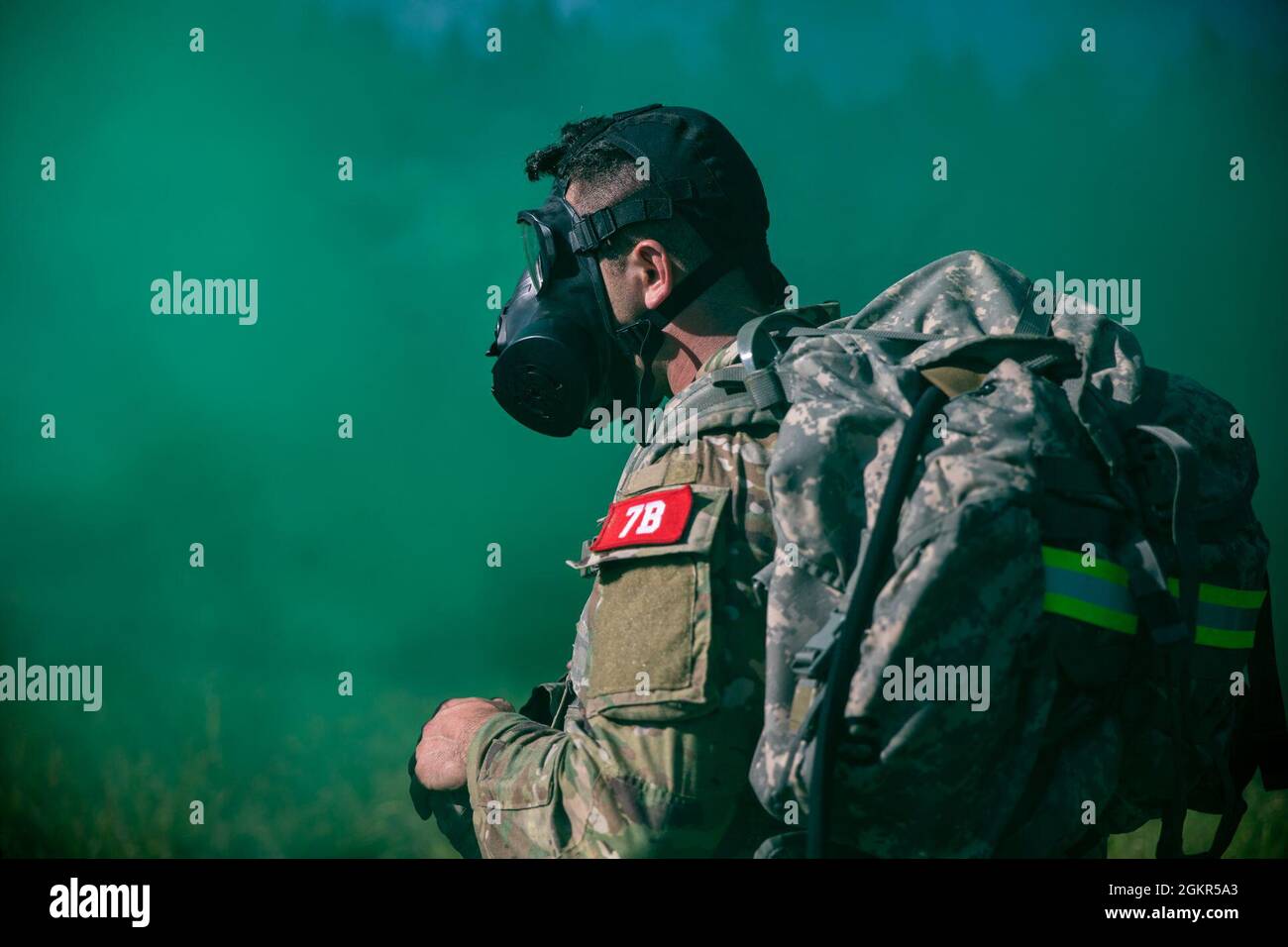 Spc. Colin Hofmann von MEDDAC-Alaska nimmt an der Army Warrior Tasks, Lanes Veranstaltung während des Regional Health Command-Pacific’s Best Leader Competition am Donnerstag, dem 17. Juni 2021, in der Joint Base Lewis-McChord Teil. Der Wettbewerb „Beste Anführer“ fördert den Esprit de Corps in der gesamten Armee und würdigt gleichzeitig Soldaten, die die Werte der Armee demonstrieren und den Warrior Ethos verkörpern. Im Wettbewerb werden jene Soldaten anerkannt, die über hervorragende militärische Fähigkeiten und Kommunikationsfähigkeiten, fundierte Kenntnisse über militärische Themen und die Fähigkeit verfügen, Soldaten- und Kriegerfähigkeiten auf Ebenen über diesen auszuführen Stockfoto