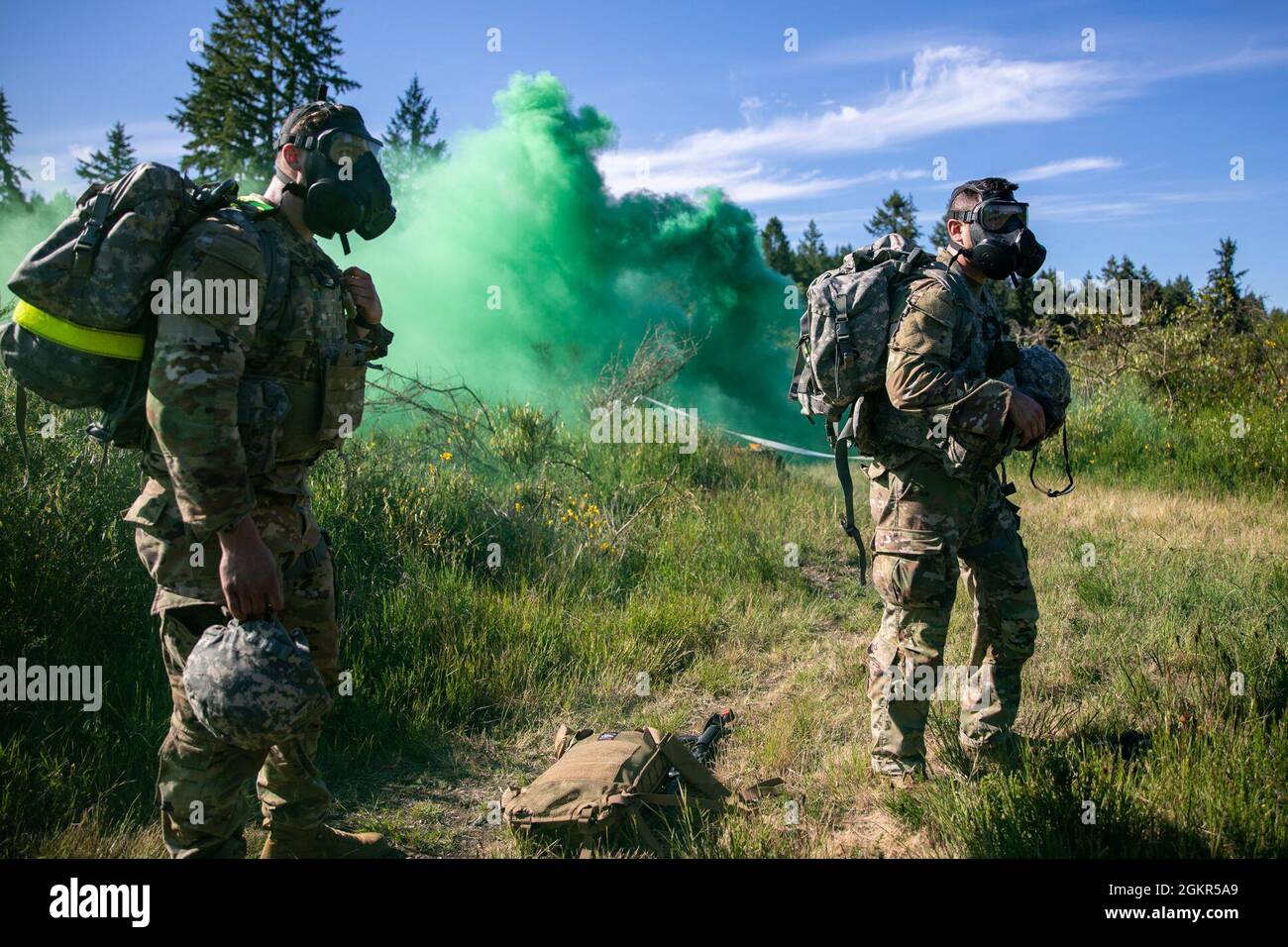 Spc. Colin Hofmann (links) und Sgt. Patrick Cook (rechts) von MEDDAC-Alaska nimmt an der Army Warrior Tasks, Lanes Veranstaltung während des Regional Health Command-Pacific’s Best Leader Competition am Donnerstag, den 17. Juni 2021 in der Joint Base Lewis-McChord Teil. Der Wettbewerb „Beste Anführer“ fördert den Esprit de Corps in der gesamten Armee und würdigt gleichzeitig Soldaten, die die Werte der Armee demonstrieren und den Warrior Ethos verkörpern. Im Wettbewerb werden jene Soldaten anerkannt, die über hervorragende militärische Fähigkeiten und Kommunikationsfähigkeiten, fundierte Kenntnisse über militärische Themen und die Fähigkeit verfügen, Soldaten und auszuführen Stockfoto
