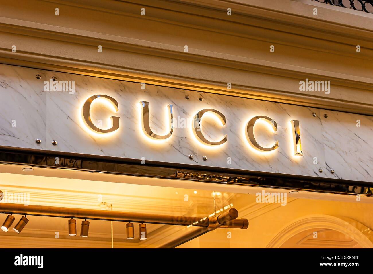 MOSKAU, RUSSLAND - 10. AUGUST 2021: Logo des Gucci-Einzelhandels auf dem Schaufenster im Einkaufszentrum. Stockfoto
