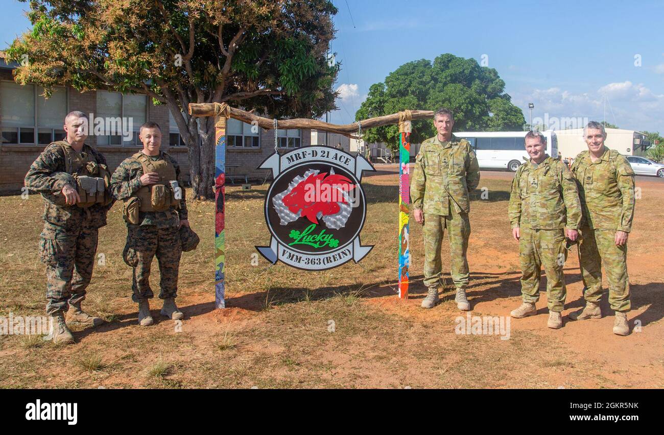 Von links nach rechts: U.S. Marine Corps Sgt. Maj. William Harrington, Sergeant Major, Marine Rotational Force – Darwin; Col. David Banning, Kommandant, MRF-D; Australischer Chef der Defense Force General Angus Campbell; Brig. Ash Collingburn, Kommandant, 1 Brigade, Australische Armee; Und WO1 Andrew Shore, Regimentsfeldwebel Major, 1 BDE, Australische Armee, stehen neben dem MRF-D Aviation Combat Element Zeichen für Marine Medium Tiltrotor Squadron 363 (verstärkt) auf der Royal Australian Air Force Base Darwin nach ihrem Besuch im Mount Bundey Training Area, NT, Australien, 17. Juni 2021. Der Stockfoto