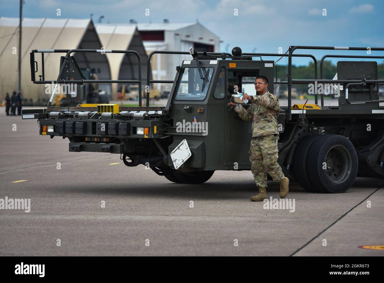 Daniel Moya Romero, Senior Airman der US Air Force, ein kleiner Flugterminal-Mitarbeiter des 612. Militärflugzeugs, trainiert Margie Nahomi Varela Herrera, eine Flugzeugbetreuerin der honduranischen Luftwaffe, Wie man einen Transportlader von Tunner 60K im Rahmen einer Baupartnerschaftsveranstaltung auf dem Soto Cano Air Base, Honduras, am 17. Juni 2021 betreibt. Das 612. ABS unterstützt die Joint Task Force-Bravo-Operationen und die zwölfte Luftwaffe (AFSOUTH) mit Flugverkehrskontrolle, Logistik, Bauingenieurwesen, Feuerwehr, Flugplatzbetrieb und Personalfunktionen. Stockfoto