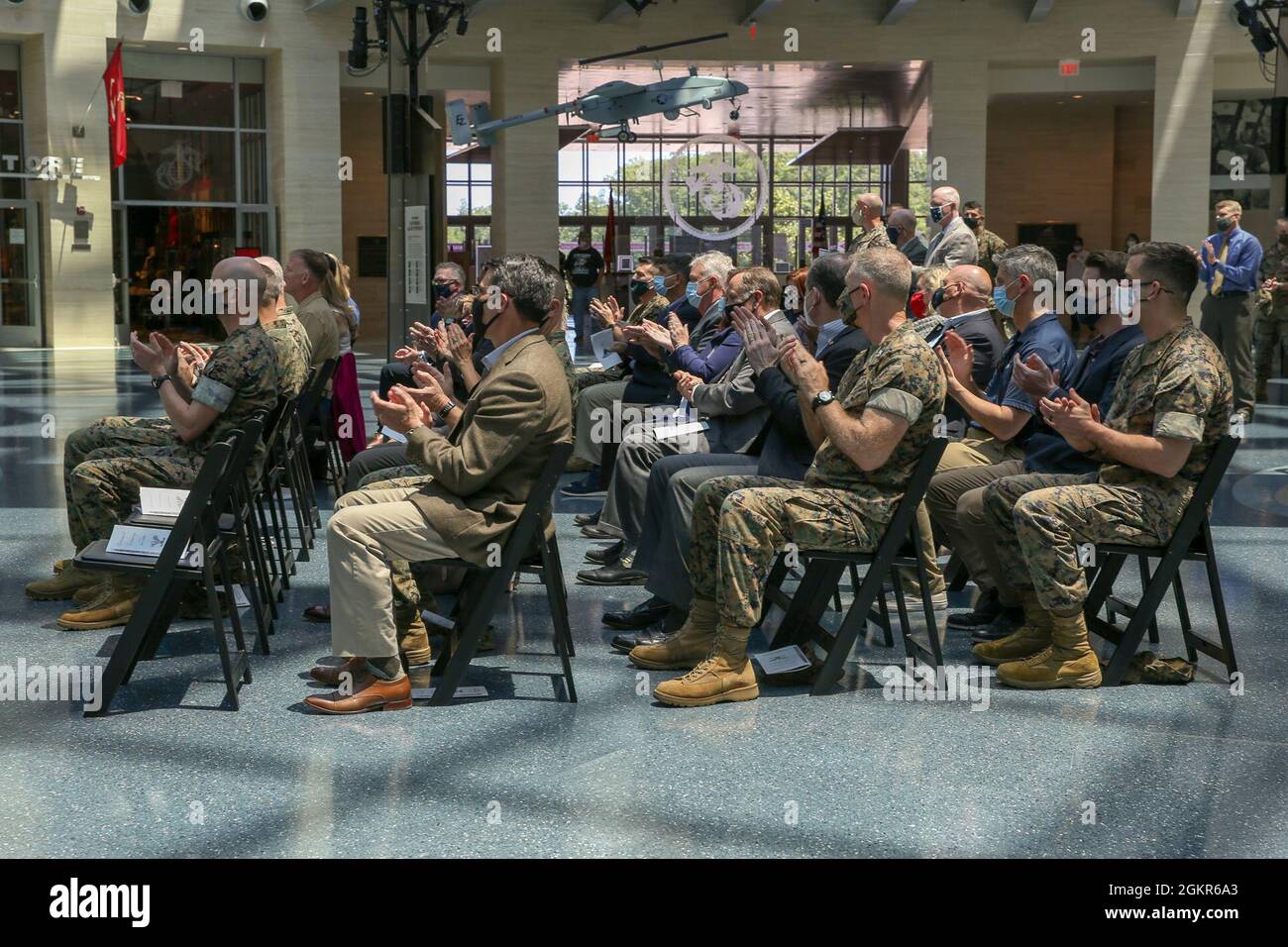 Gäste des US Marine Corps Col. Kurt J. Schiller, Direktor der Aviation Combat Element Division, applaudieren während einer Ruhestandsfeier im National Museum of the Marine Corps, Triangle, Virginia, am 17. Juni 2021. Schiller diente ehrenhaft 33 Jahre im Marine Corps. Stockfoto