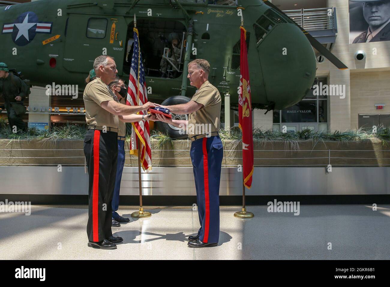 US Marine Corps Col. Kurt J. Schiller, Direktor der Aviation Combat Element Division, erhält von Brig eine amerikanische Flagge. General Eric E. Austin, Direktor des Capabilities Development Directorate, während seiner Ruhestandsfeier im National Museum of the Marine Corps, Triangle, Virginia, 17. Juni 2021. Schiller diente ehrenhaft 33 Jahre im Marine Corps. Stockfoto