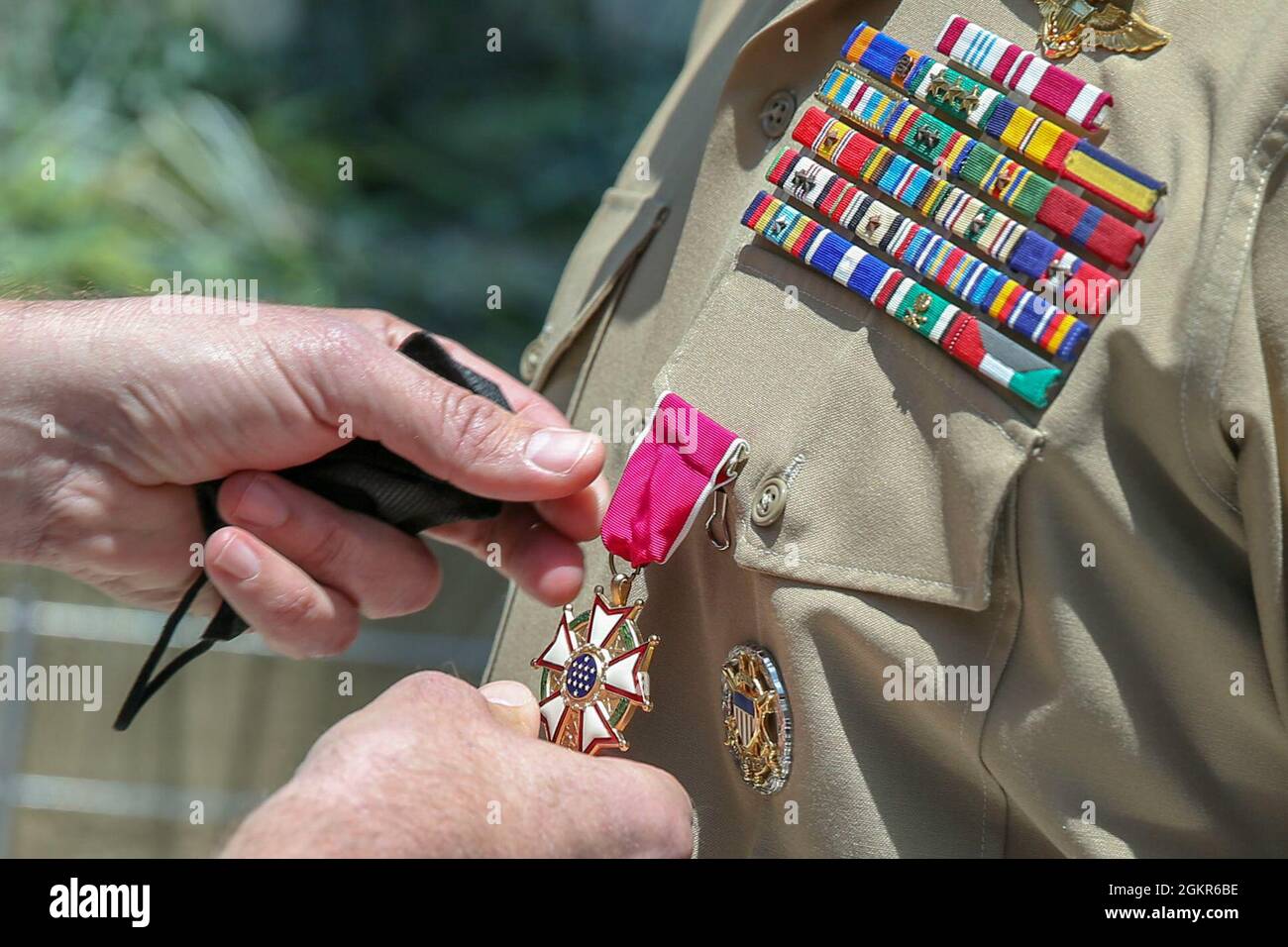 US Marine Corps Col. Kurt J. Schiller, Direktor der Aviation Combat Element Division, erhält die Legion of Merit Medaille während seiner Pensionierung im National Museum of the Marine Corps, Triangle, Virginia, am 17. Juni 2021. Die Legion of Merit wird an Dienstmitglieder vergeben, die ein außergewöhnlich verdienstvolles Verhalten bei der Erbringung herausragender Leistungen und Leistungen zeigen. Stockfoto