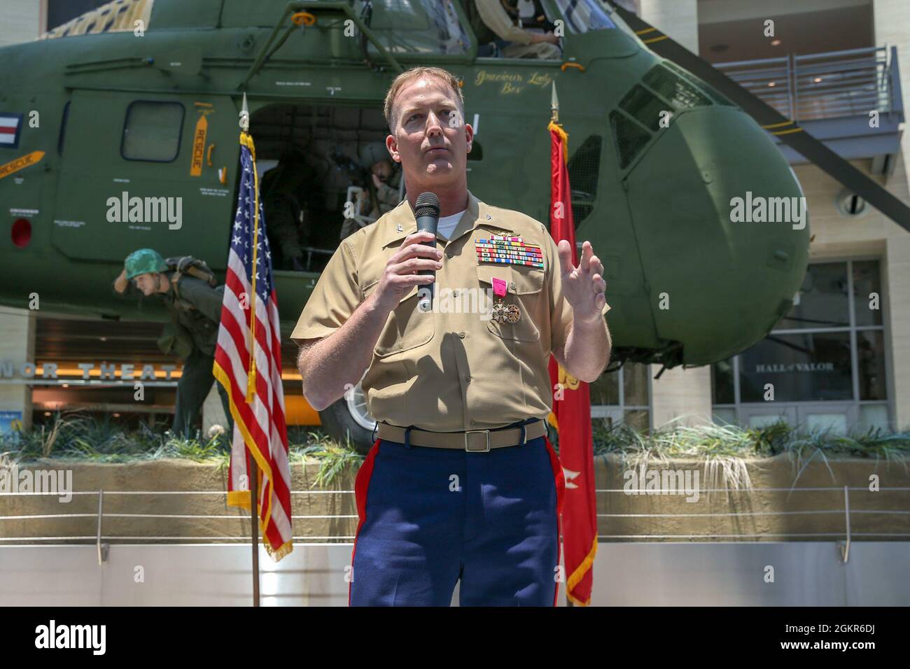 US Marine Corps Col. Kurt J. Schiller, Direktor der Aviation Combat Element Division, hält eine Rede während seiner Pensionierungszeremonie im National Museum of the Marine Corps, Triangle, Virginia, am 17. Juni 2021. Schiller diente ehrenhaft 33 Jahre im Marine Corps. Stockfoto