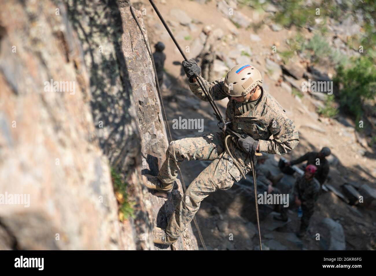 U.S. Marine 2nd LT. Warren Butler, ein Kampfingenieur-Offizier mit dem 2nd Combat Engineer Bataillon, 2nd Marine Division, rappelt am 17. Juni 2021 im Mountain Warfare Training Center, Bridgeport, Kalifornien, eine Klippe hinunter. US-Marineinfanteristen, Soldaten und Matrosen, die am Kurs „Summer Mountain Leaders“ teilnehmen, müssen während des Kurses Abseiltechniken demonstrieren. Stockfoto