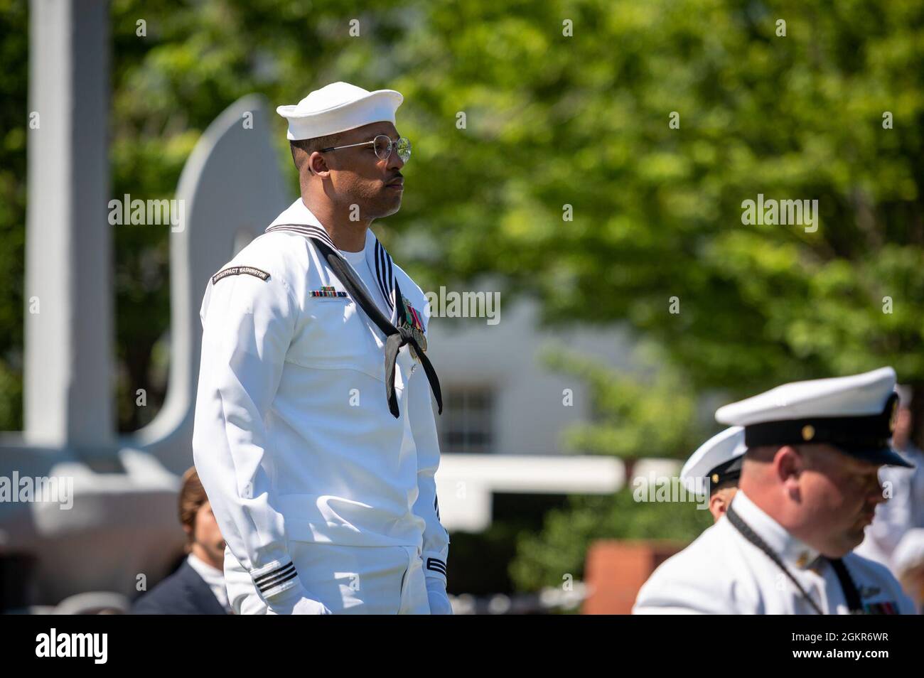 WASHINGTON, DC (17. Juni 2021) – Sideboys stehen, während sie während der Zeremonie zum Kommandowechsel in Washington individuell präsentiert werden. Stockfoto