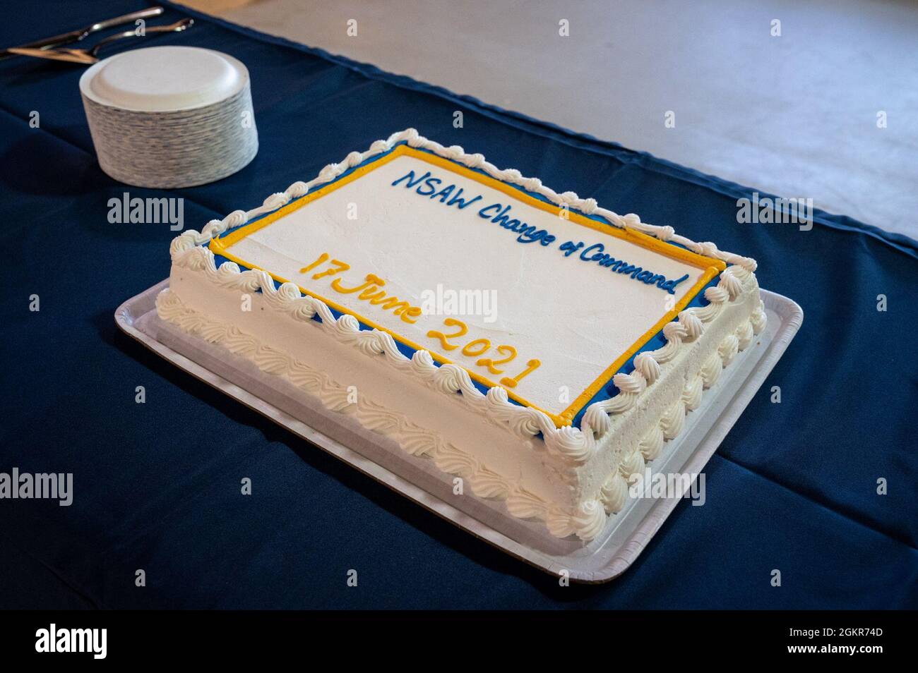 WASHINGTON, DC (17. Juni 2021) – Nach der Zeremonie zum Kommandowechsel der Naval Support Activity Washington wird Ein Kuchen für den Empfang vorbereitet. Stockfoto