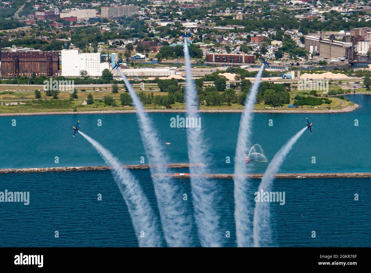 210617-N-OY339-1015 BUFFALO, N.Y. (17. Juni 2021) die Marine Flight Demonstration Squadron, die Blue Angels, Piloten führen das Delta Breakout Manöver für die Thunder auf der Buffalo Waterfront Air Show durch. Die Show-Saison 2021 ist das erste Jahr, in dem die Blue Angels die Super Hornet Plattform fliegen, sowie das 75-jährige Jubiläum des Teams. Stockfoto