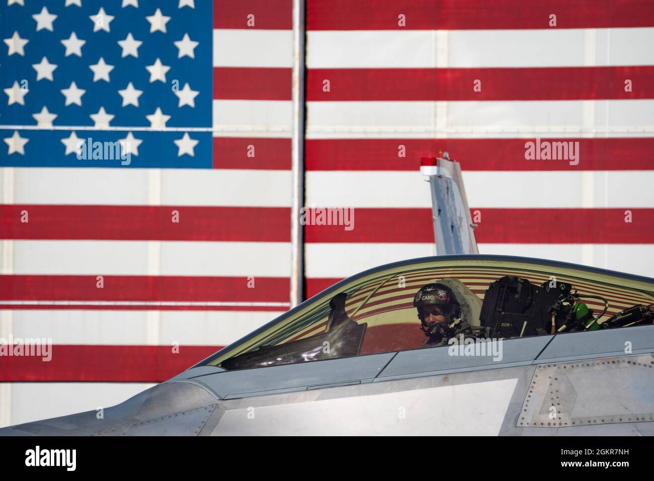 US Air Force Maj. Josh Gunderson, F-22 Demo Team Commander, Taxis von der Wallops Island Flight Facility NASA Hanger 17. Juni 2021, in Wallops Island, VA. Die primäre Funktion des F-22A Raptor ist ein Luftdominanz- und Multirollen-Tarnjäger, Und kann eine Kombination aus Luft-Luft-Raketen und Luft-Boden-Bomben tragen. Stockfoto