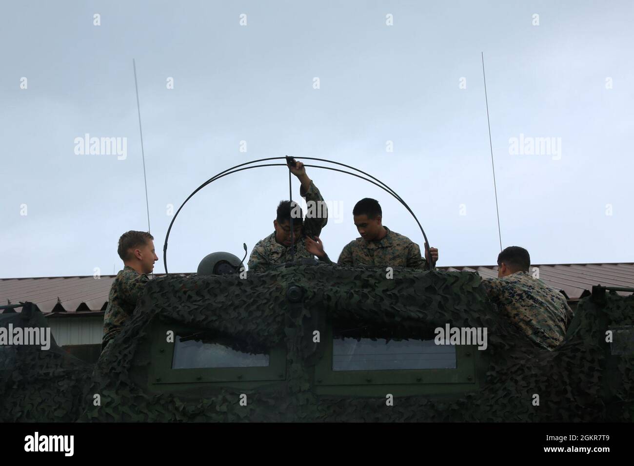 US-Marine mit 3d-Bataillon, 12. Marine, 3d Marine Division führen High-Mobility Artillery Rocket System simulierte Feuermissionen innerhalb der ersten Inselkette als Reaktion auf destabilisierende Aktionen durch, die die regelbasierte internationale Ordnung bedrohen. Die Marines sind bereit, über alle Bereiche hinweg zu kommunizieren und zu operieren, wenn sie aufgefordert werden, glaubwürdige Kampfkraft im Indo-Pazifik-Raum zu projizieren. III MEF führte dies als Teil eines No-Notice-, integrierten, schnellen Reaktionsereignisses über die Weite der ersten Inselkette aus, um die Entschlossenheit der USA zu demonstrieren, die regionale Stabilität und Sicherheit aufrechtzuerhalten. Stockfoto