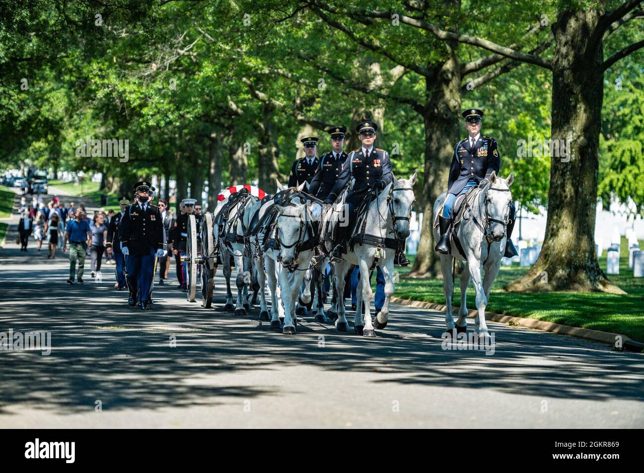 Der 3d-Caisson-Zug des US-Infanterie-Regiments (The Old Guard) unterstützt modifizierte militärische Beerdigungsehren mit Begräbniseskorte für den 1. LT. Robert Charles Styslinger der US-Armee in Abschnitt 60 des Nationalfriedhofs von Arlington, Arlington, Virginia, 18. Juni 2021. Von der Defense POW/MIA Accounting Agency (DPAA): Ende 1950 diente Styslinger mit Batterie B, 57. Field Artillery Battalion, 7. Infantry Division. Es wurde berichtet, dass er am 29. November 1950 im Kampf gegen feindliche Truppen in der Nähe von Hagaru-ri, Chosin Reservoir, Nordkorea, getötet wurde. Seine Überreste konnten nicht geborgen werden. Am 27. Juli Stockfoto