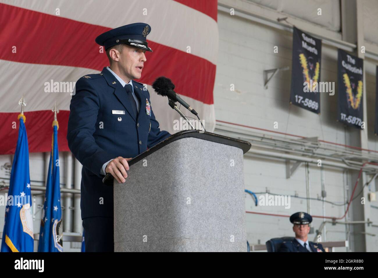 Der Oberst der US-Luftwaffe, Caleb Nimmo, Kommandant des Sondereinsatzflügels 492d, hält während einer Zeremonie zur Änderung des Kommandos im Hurlburt Field, Florida, am 18. Juni 2021, Bemerkungen. Nimmo war zuvor Vizekommandeur des 919. Special Operations Wings im Duke Field, Florida, bevor er seine neue Rolle als Kommandeur der Carpetbaggers der 492d SOW übernahm. Stockfoto