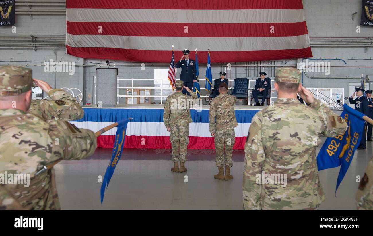 Der Oberst der US-Luftwaffe, Andrew Jett, Kommandant des Sondereinsatzflügels 492d, grüßt die Carpetbagger der 492d SOW während einer Zeremonie zur Änderung des Kommandos im Hurlburt Field, Florida, am 18. Juni 2021. Jett kommandierte die 492d SOW zwei Jahre lang, bevor sie das Kommando aufgab und nach einer 24-jährigen Karriere bei der US-Luftwaffe in den Ruhestand zurückzog. Stockfoto