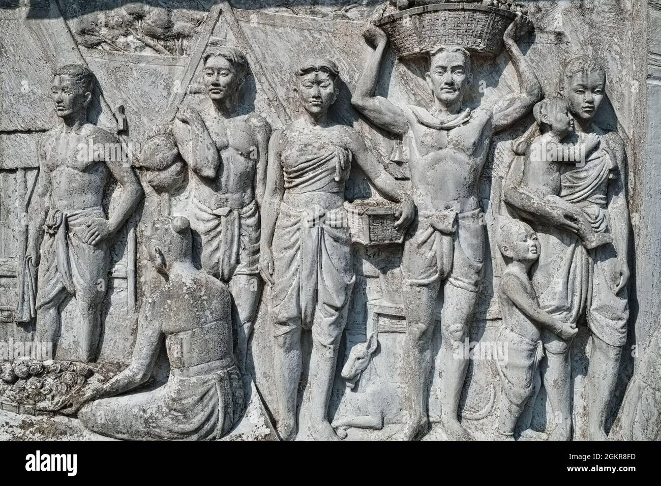 Ein Frieze in Santichaiprakarn Park, Banglamphu, Bangkok, Thailand, der das Leben der Arbeiterklasse des alten Siam (ehemaliger Name Thailands) darstellt Stockfoto