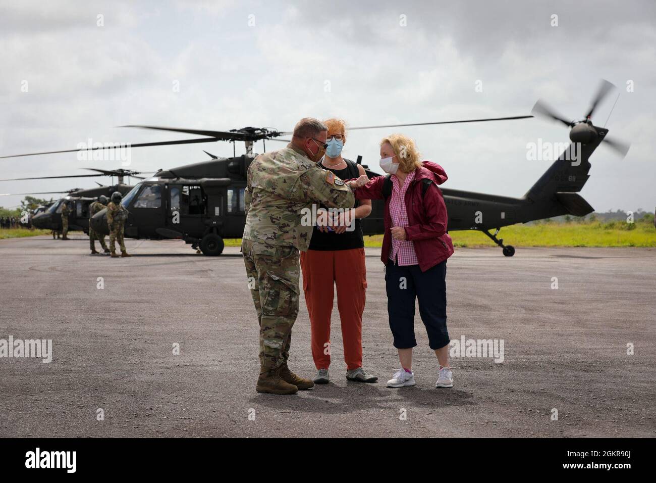 Die US-Botschafterin in der Kooperativen Republik Guyana Sarah-Ann Lynch begrüßt Soldaten mit dem 185. Luftfahrtregiment während der Tradewinds 2021, Camp Stephenson, Guyana, Juni 18. Botschafter Lynch besuchte Tradewinds Standorte, um mit internationalen Truppen vor Ort zu interagieren und aktive Trainingsveranstaltungen zu beobachten. Tradewinds 2021 ist eine vom U.S. Southern Command geförderte, auf Sicherheit ausgerichtete karibische Übung im Bereich Boden, Luft, See und Cyber, die mit Partnerländern zusammenarbeitet, um gemeinsame, kombinierte und interbehördliche Schulungen durchzuführen, die sich auf die Verbesserung der regionalen Zusammenarbeit und Stabilität konzentrieren. Stockfoto