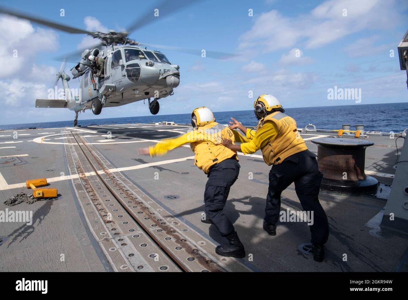 210618-N-CZ893-1120 PAZIFISCHER OZEAN (18. Juni 2021) der Mate 2nd Class von Boatswain Alyssa Graham, gebürtig aus Gig Harbor, Washington, und der Mate 1st Mercedes Logan von Boatswain, gebürtig aus Newark, New Jersey, führen einen MH-60S Sea Hawk, der dem Helicopter Sea Combat Squadron (HSC) 4 zugewiesen wurde, Auf dem Flugdeck des Zerstörers USS Howard (DDG 83) der Arleigh Burke-Klasse, 18. Juni 2021. Howard führt derzeit routinemäßige Seeoperationen in der 3. Flotte der USA durch. Stockfoto