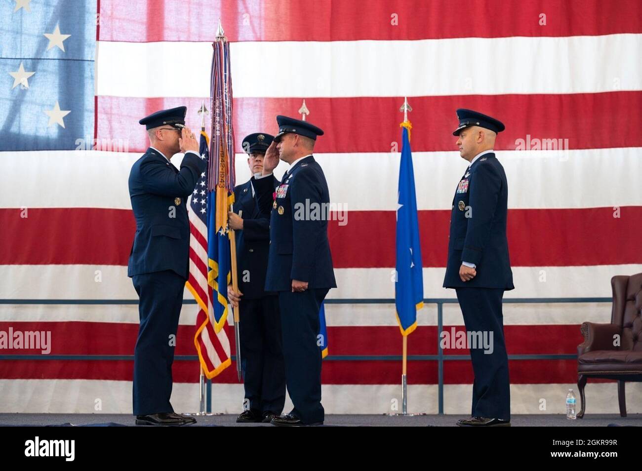 Major General Mark E. Weatherington, Kommandant der 8. Luftwaffe und des Joint-Global Strike Operations Center, gibt während der Zeremonie zur Befehlsänderung der 28. BW auf der Ellsworth Air Force Base, S.D., am 18. Juni 2021, einen Gruß von Col. David A. Doss, dem scheidenden Kommandanten des 28. Bombenflügels, zurück. Die Zeremonie ist eine altehrwürdige militärische Tradition, die als Repräsentation des Austausches von Verantwortung und Autorität von einem Kommandanten zum anderen dient. Stockfoto
