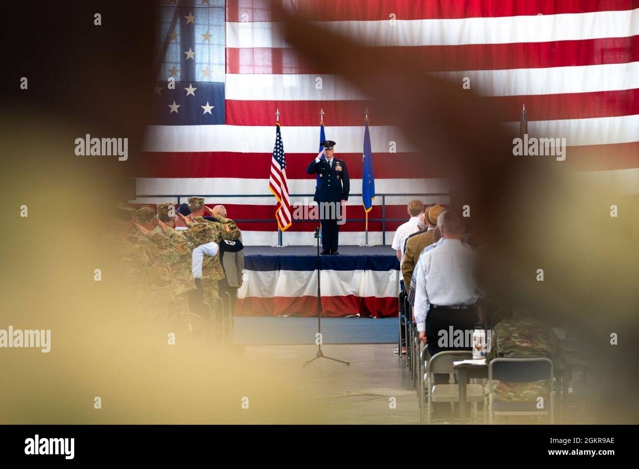 Maj. General Mark E. Weatherington, Kommandant der 8. Luftwaffe und des Joint-Global Strike Operations Center, grüßt während des Spiels der Rüffel und blüht bei der Zeremonie zum Kommandowechsel des 28. Bombenflügels auf der Ellsworth Air Force Base, S. D., 18. Juni 2021. Die Zeremonie ist eine altehrwürdige militärische Tradition, die als Repräsentation des Austausches von Verantwortung und Autorität von einem Kommandanten zum anderen dient. Stockfoto