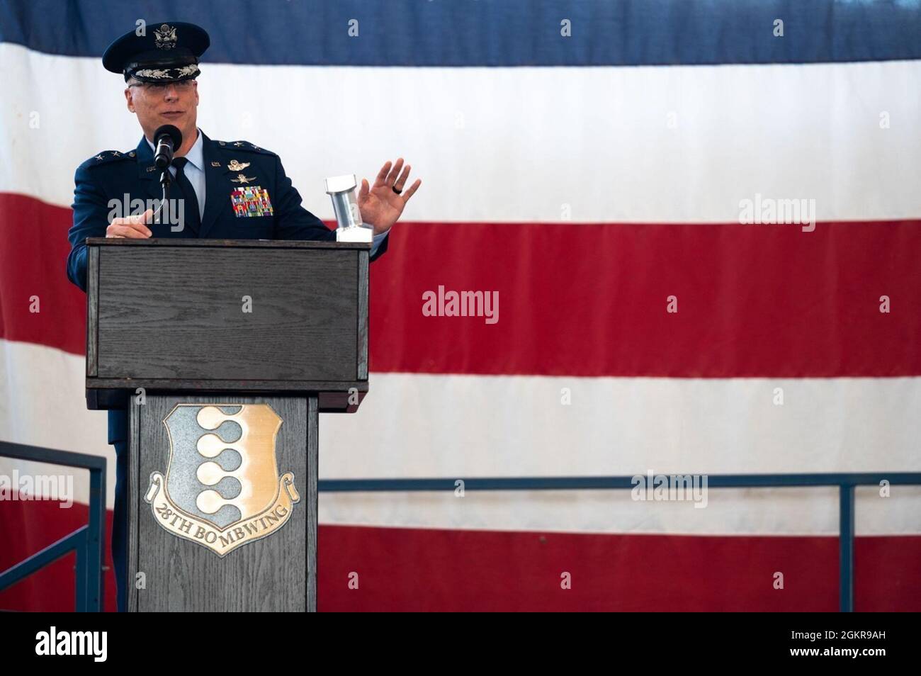 General Mark E. Weatherington, 8. Luftstreitkräfte und Kommandant des Joint-Global Strike Operations Center, hält eine Rede bei der Zeremonie zur Änderung des Kommandos des 28. Bombenflügels auf dem Luftwaffenstützpunkt Ellsworth, S. D., 18. Juni 2021. Während seines Vortrags begrüßte Weatherington alle Anwesenden, nahm sich die Zeit, die Bedeutung der ersten Einhaltung der Juneteenth als Nationalfeiertag anzuerkennen und lobte die Airmen in Ellsworth für die Innovation, die sie konsequent demonstrieren. Stockfoto
