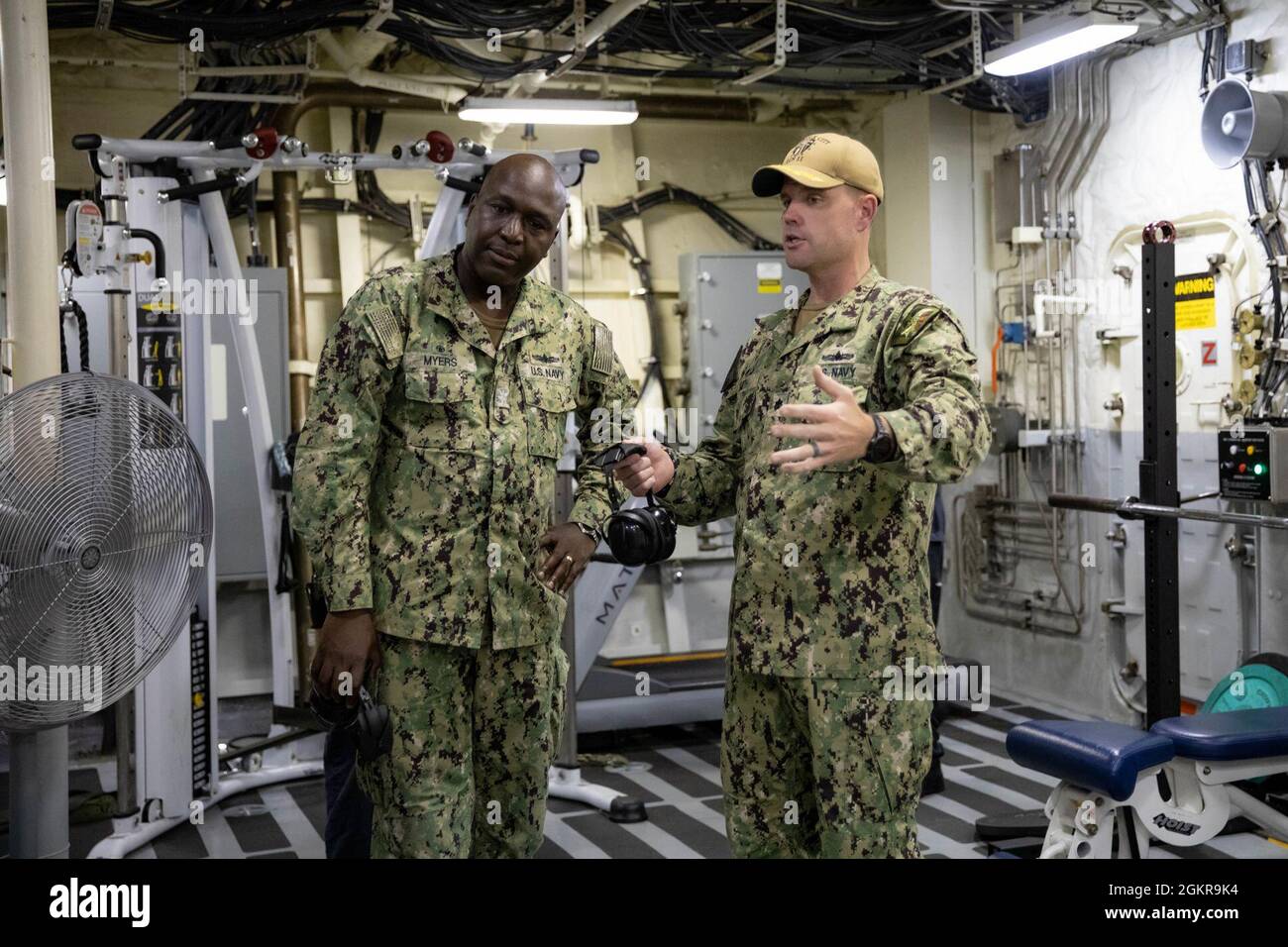 210618-N-RL695-1092 PONCE, PUERTO RICO - (18. Juni 2021) -- Kapitän Thomas Myers, commodore von Destroyer Squadron 40, links, tourt mit Cmdr durch das Schiff. Wade Smith, Kommandant des Freedom-Variant Littoral Combat Ship USS Sioux City (LCS 11), während seines Aufenthalts in Port Ponce, Puerto Rico, 18. Juni 2021. Sioux City wird in den Einsatzbereich der 4. US-Flotte entsandt, um die Mission der Joint Interagency Task Force South zu unterstützen, die auch Einsätze zur Bekämpfung des illegalen Drogenhandels in der Karibik und im Ostpazifik umfasst. Stockfoto