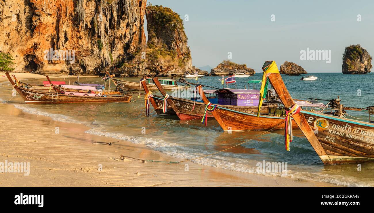Longtail-Boote am Phra Nang Strand, Railay Peninsula, Provinz Krabi, Thailand, Südostasien, Asien Stockfoto