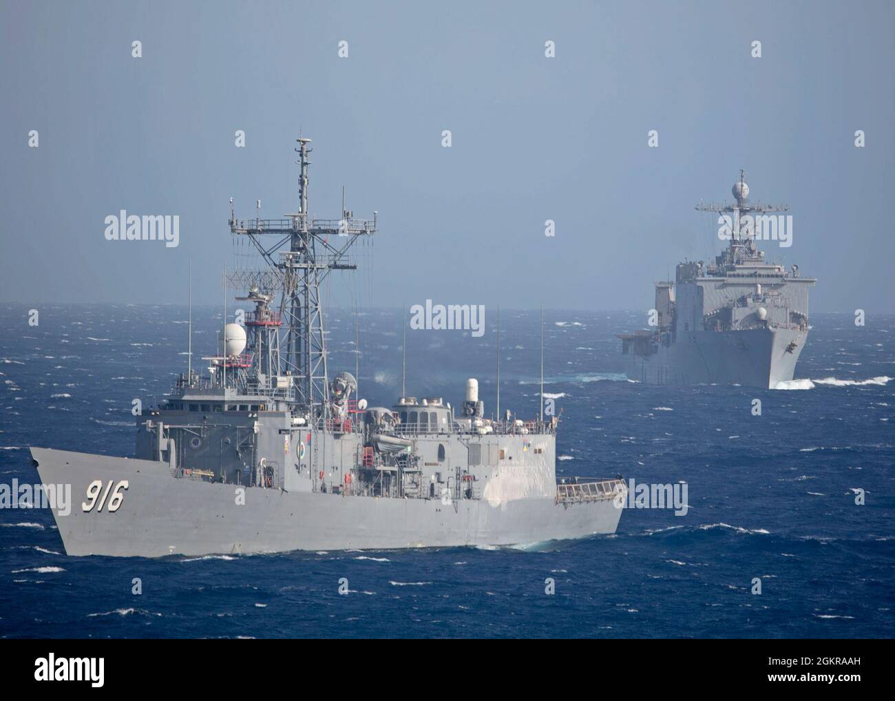 210618-N-OI940-1094 ROTES MEER (18. Juni 2021) die ägyptische Naval Force-Fregatte ENS Taba (F 916), links, arbeitet in Formation mit dem Amphibiendock-Landungsschiff USS Carter Hall (LSD 50) und dem Amphibienfahrzeug-Transportschiff USS San Antonio (LPD 17), nicht abgebildet, während einer passierenden Übung im Roten Meer, 18. Juni 2021. San Antonio wird in das Einsatzgebiet der 5. US-Flotte eingesetzt, um Marinestützpunkte zu unterstützen, um die maritime Stabilität und Sicherheit in der Zentralregion zu gewährleisten und das Mittelmeer und den Pazifik durch den westlichen Indischen Ozean und drei strategische Engpässe zu verbinden. Stockfoto