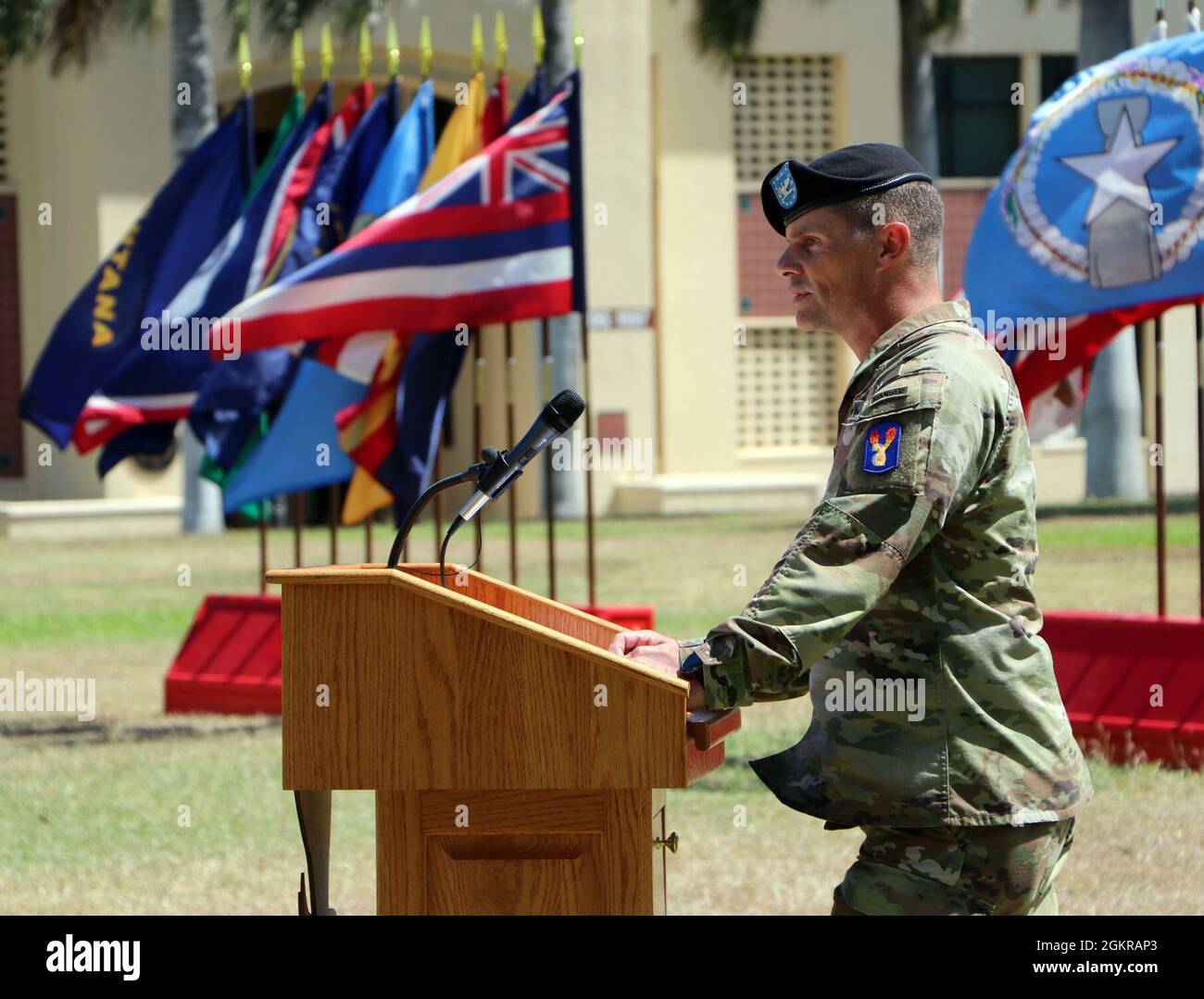 Oberst Ryan O'Connor von der 196. Infanterie-Brigade hält eine Rede bei der Zeremonie zur Befehlsänderung in Fort Shafter Flats, Hawaii, 18. Juni 2021. Dieses Ereignis wird durch die Ehrung des ausscheidenden Befehlshabers und den Empfang des ankommenden Befehlshabers bezeichnet. Stockfoto