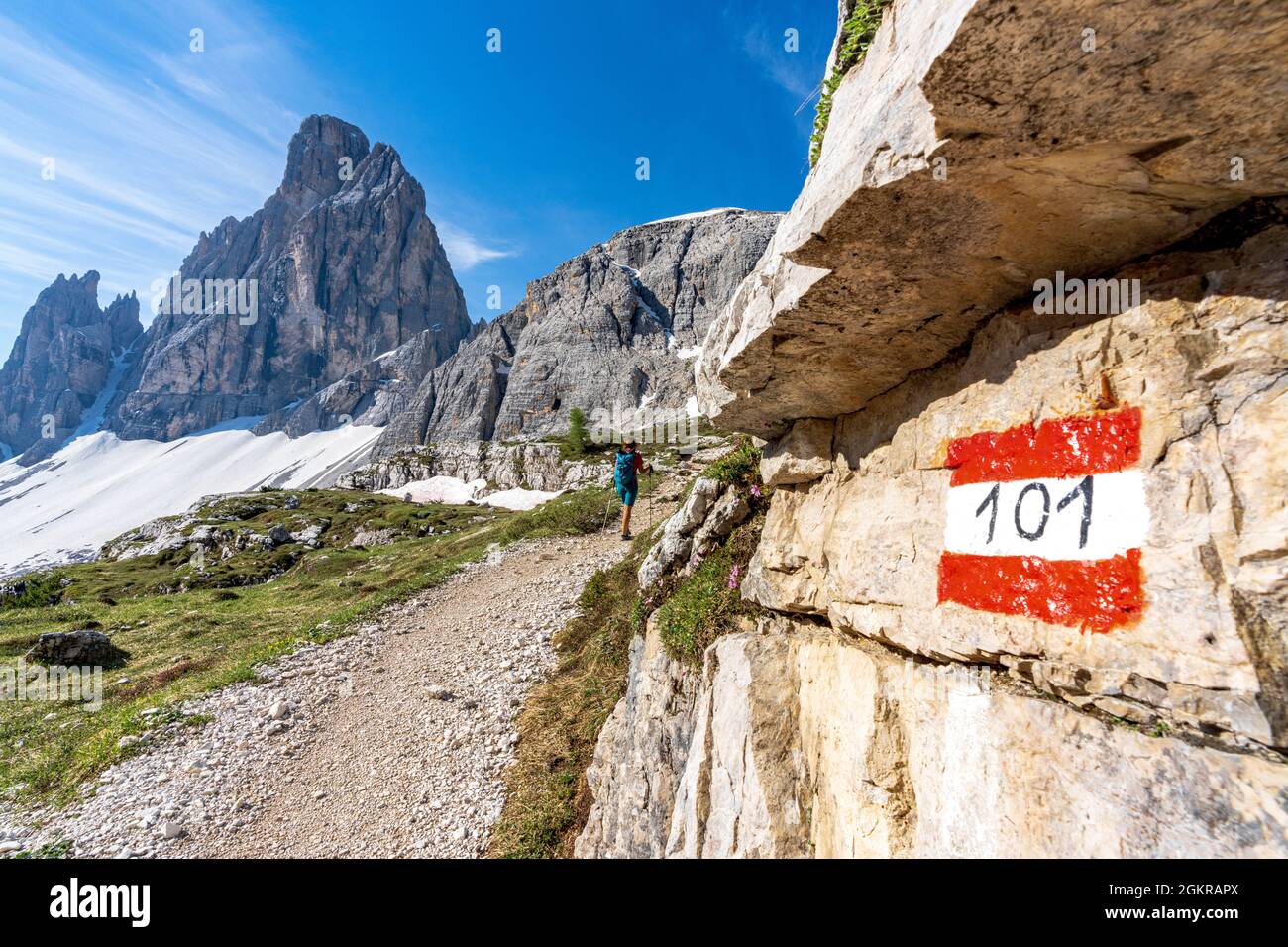 Rückansicht der Wanderfrau auf dem Weg zum majestätischen Berg Croda Dei Toni, den Sextner Dolomiten, Südtirol, Italien, Europa Stockfoto