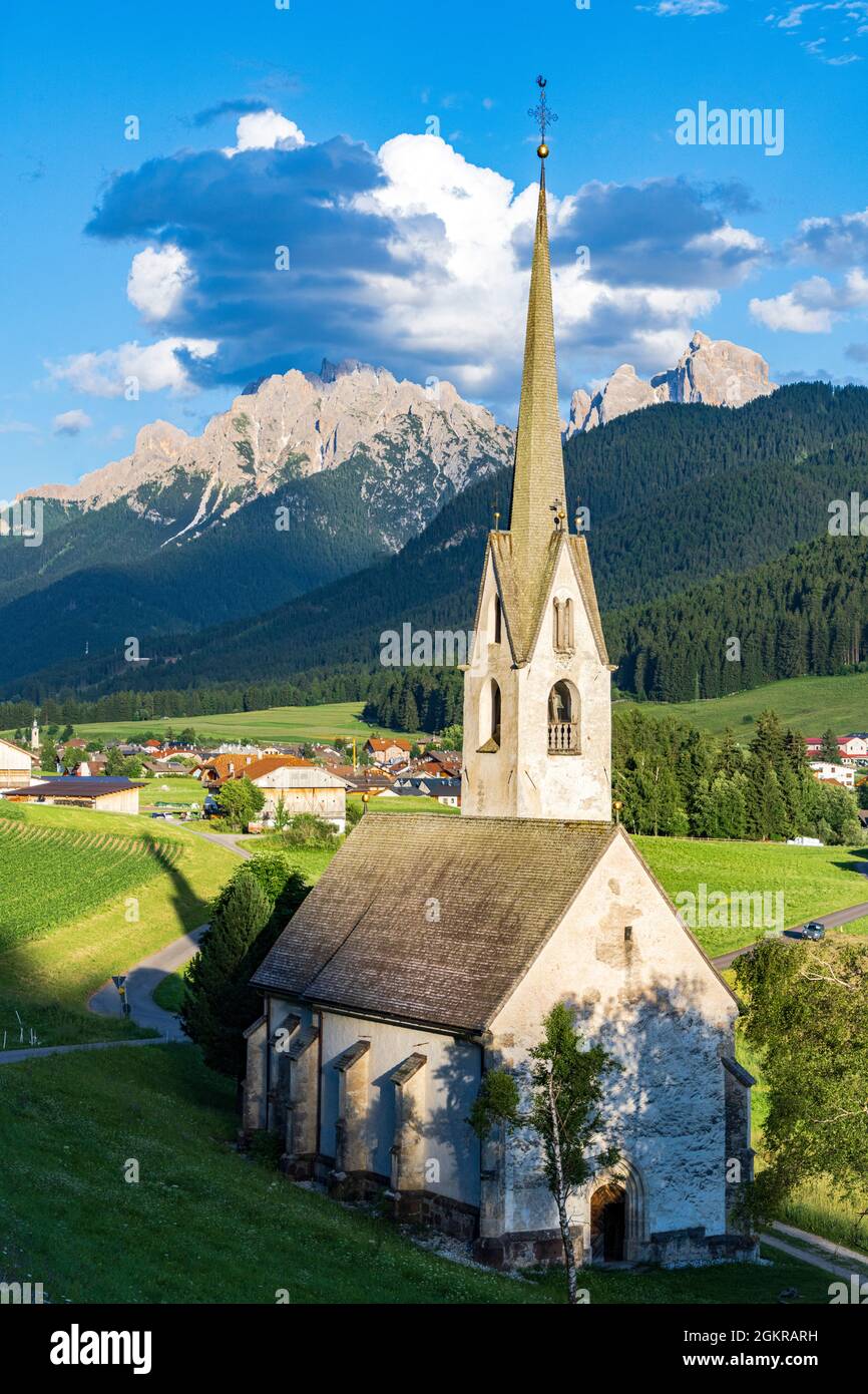 Kirche in der grünen Landschaft des Alpendorfes Niederdorf (Niederdorf, Pustertal, Provinz Bozen, Südtirol, Italien, Europa Stockfoto
