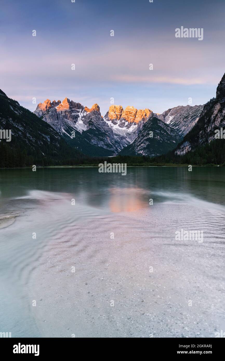 Der Landrosee (Durrensee) bei Sonnenaufgang mit Popena-Gruppe und Cristallo im Hintergrund, Dolomiten, Provinz Bozen, Südtirol, Italien, Europa Stockfoto