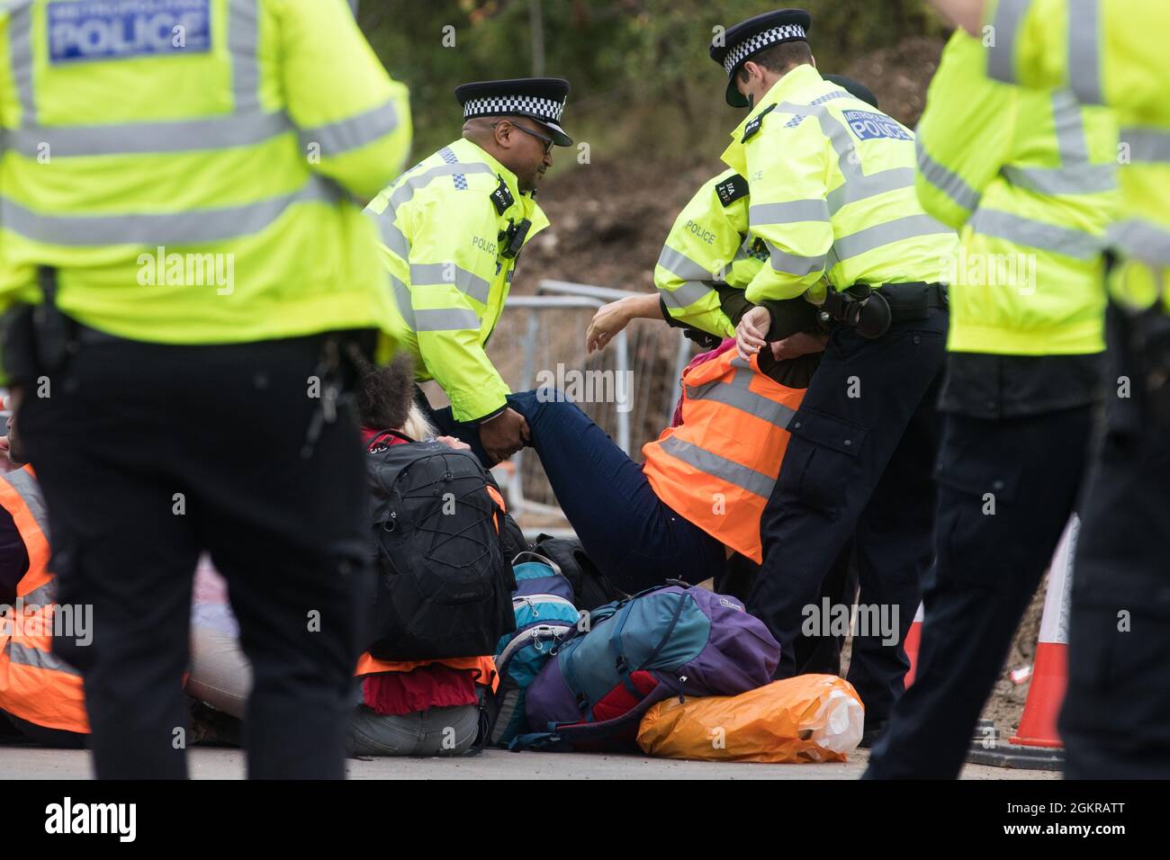 Enfield, Großbritannien. September 2021. Metropolitan Police Officers verhaften einen beleidigenden britischen Klimaaktivisten, der im Rahmen einer Kampagne, die die britische Regierung dazu drängen sollte, erhebliche Gesetzesänderungen vorzunehmen, um die Emissionen zu senken, eine Zufahrtsstraße von der M25 an der Kreuzung 25 blockiert hatte. Die Aktivisten, die am 13. August an Premierminister Boris Johnson schrieben, Fordern, dass die Regierung unverzüglich verspricht, sowohl die vollständige Finanzierung und Isolierung des gesamten sozialen Wohnungsbaus in Großbritannien bis 2025 sicherzustellen als auch innerhalb von vier Monaten einen rechtlich verbindlichen nationalen Plan zur vollständigen Finanzierung und Sicherstellung des Fu zu erstellen Stockfoto