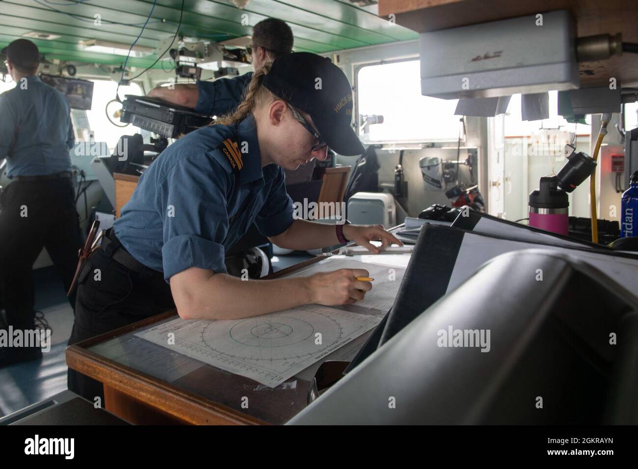 Während der Teilnahme an der Übung TRADEWINDS 2021, HMCS SHAWINGAN Brücke Crew Mitglied, die Orientierung und Plotten Kurse am 18. Juli 2021. Stockfoto
