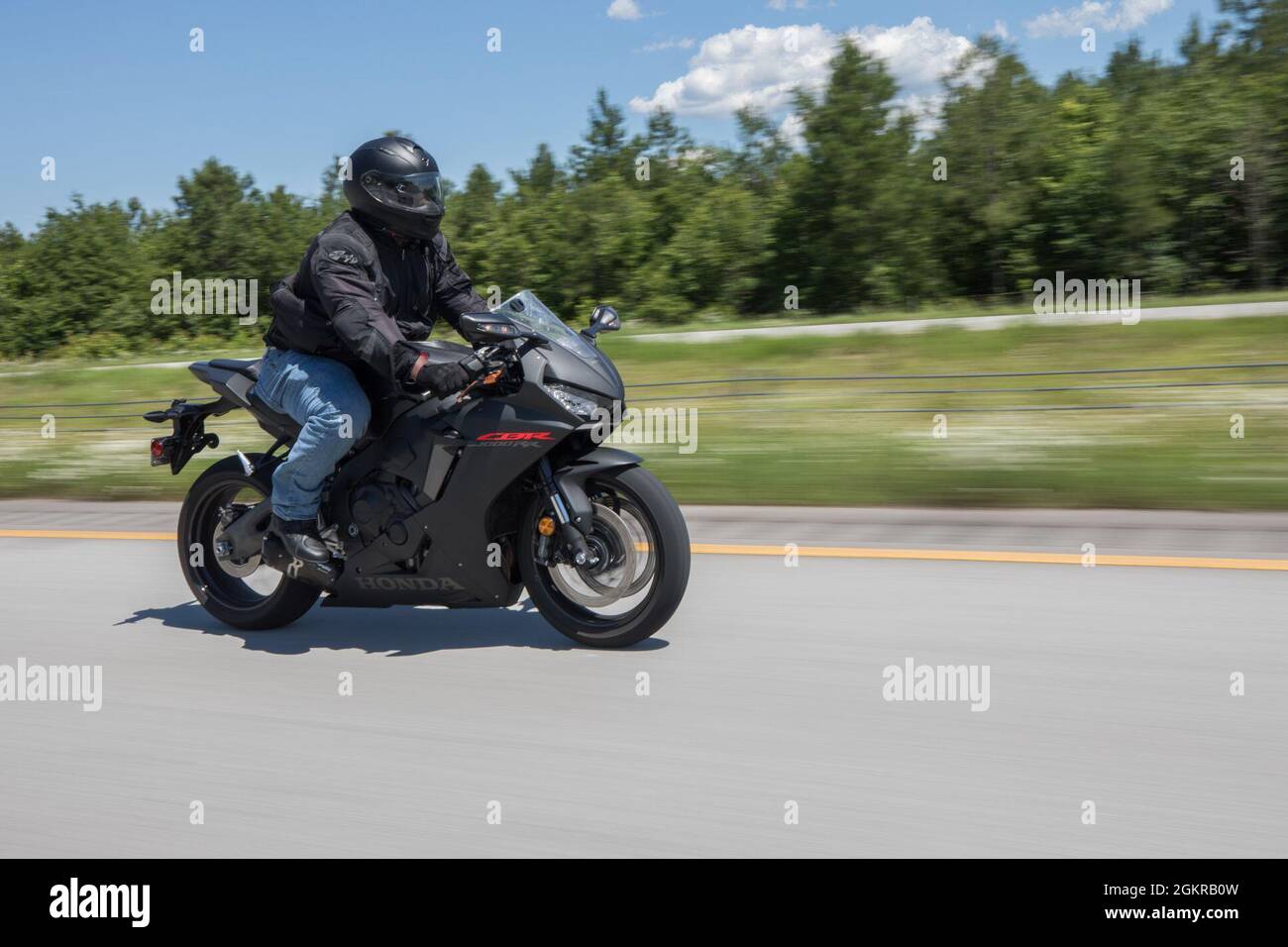 US Marine Corps Gunnery Sgt. Curtis Brown mit der 22. Marine Expeditionary Unit fährt sein Motorrad während einer Trainingsfahrt vom Camp Lejeune, North Carolina, am 18. Juni 2021. Die Fahrt bot Motorradfahrern die Möglichkeit, Beziehungen außerhalb der üblichen Arbeitsverhältnisse aufzubauen und Wissen über sichere Fahrpraktiken auszutauschen. Stockfoto