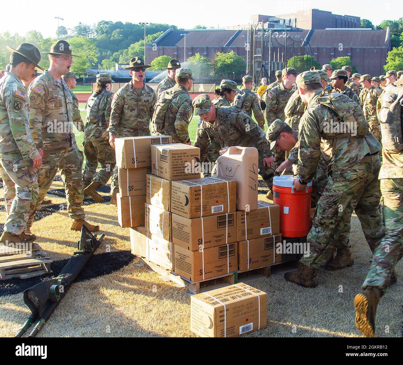 Nach der Ankunft im Shea Stadium wurde der Cadet Basic Training I Cadet-Kader damit beauftragt, die gesamte Ausrüstung, die sie vom Startpunkt trugen, innerhalb von 30 Sekunden auf eine Palette zu legen, so wie sie sie bei der Abholung gefunden hatten. Während sie ihre Ausrüstung auf der Palette montieren, riefen die Unteroffizier während der Zeit, die ihnen zugeteilt wurde, Befehle, um den Kadetten beizubringen, wie sie in einer stressigen Umgebung arbeiten können. Stockfoto