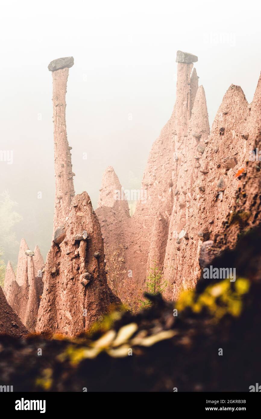 Konische Felssäulen der Erdpyramiden, die aus Nebel entstehen, Ritten (Ritten, Bozen, Südtirol, Italien, Europa Stockfoto