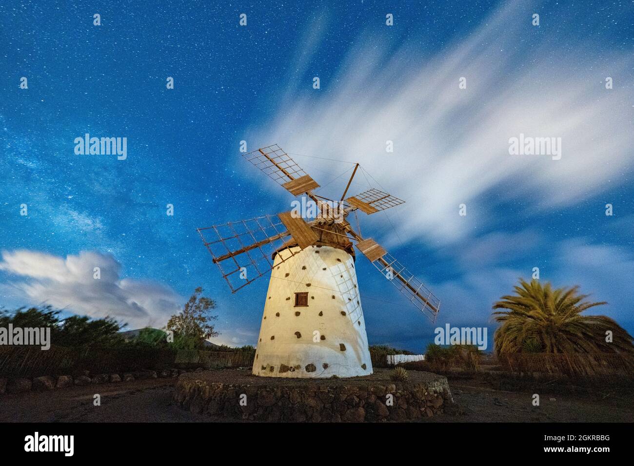 Milchstraße, die über der Steinwindmühle leuchtet, El Cotillo, La Oliva, Fuerteventura, Kanarische Inseln, Spanien, Atlantik, Europa Stockfoto