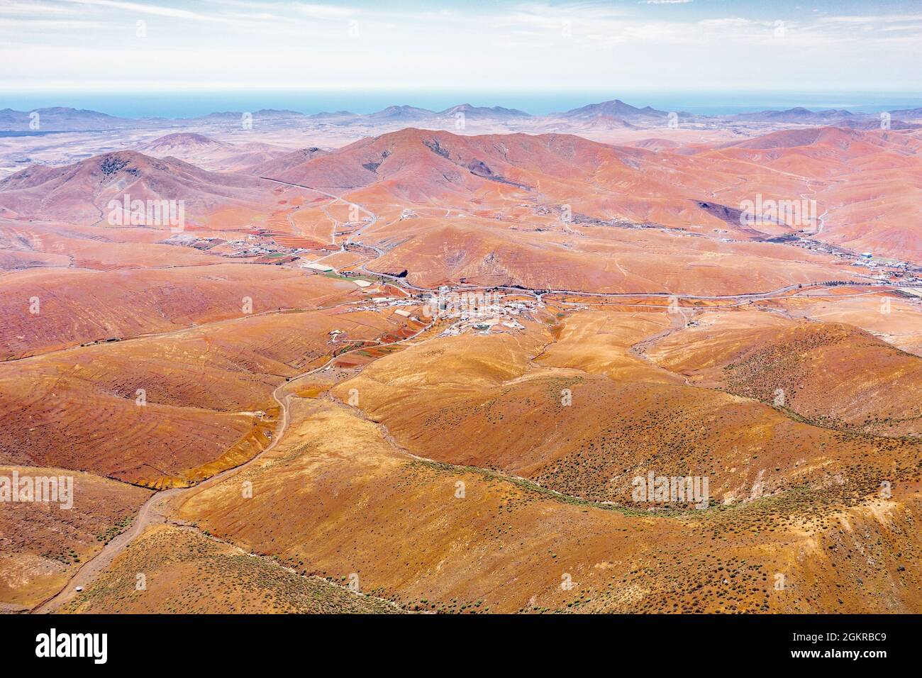 Kurvenreiche Straße in der Wüstenlandschaft vom Aussichtspunkt Mirador del Risco de las Penas, Pajara, Fuerteventura, Kanarische Inseln, Spanien, Atlantik, Europa Stockfoto