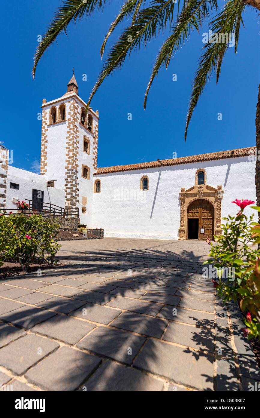 Klarer Sommerhimmel über der weiß getünchten Kirche Santa Maria de Betancuria, Fuerteventura, Kanarische Inseln, Spanien, Atlantik, Europa Stockfoto