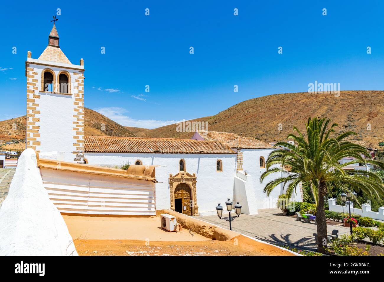Strahlend blauer Himmel über der weiß getünchten Kirche Iglesia de Santa Maria, Betancuria, Fuerteventura, Kanarische Inseln, Spanien, Atlantik, Europa Stockfoto