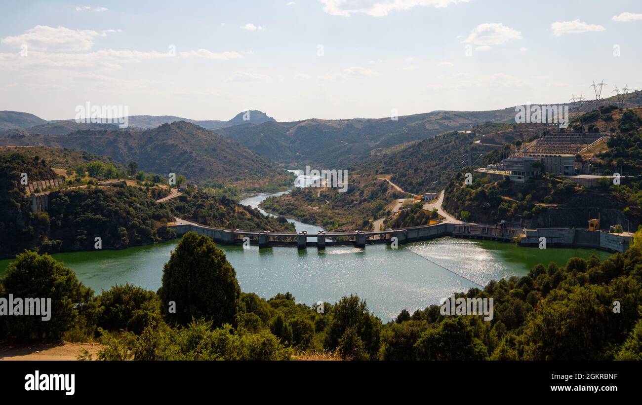 Mogadouro, Portugal - 27. August 2021 : der Douro-Fluss und seine Klippen Grenzen zwischen Portugal und Spanien, Braganca-Bezirk, Portugal Stockfoto