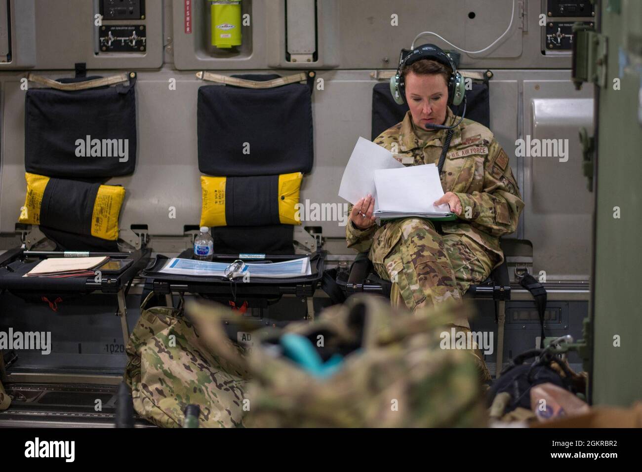 Chief Master Sgt. Jessica Green, eine aeromedizinische Evakuierungstechnikerin mit der 183. Aeromedizinischen Evakuierungsschwadron, überprüft Dokumente während einer medizinischen Übung an Bord einer C-17 Globemaster III am 18. Juni 2021. Das Bordtrainingszenario war eine von mehreren simulierten Versorgungsmissionen, die während des jährlichen Trainings für die 183. AES und andere Mitglieder des 172. Luftlift-Flügels in Puerto Rico durchgeführt wurden. Die Trainingsszenarien, an denen Aeromedizinteams und Bodenunterstützungspersonal aus dem 183. Beteiligt sind, tragen dazu bei, dass die Airmen auf reale Ereignisse vorbereitet sind. Team für aeromedizinische Evakuierung Stockfoto