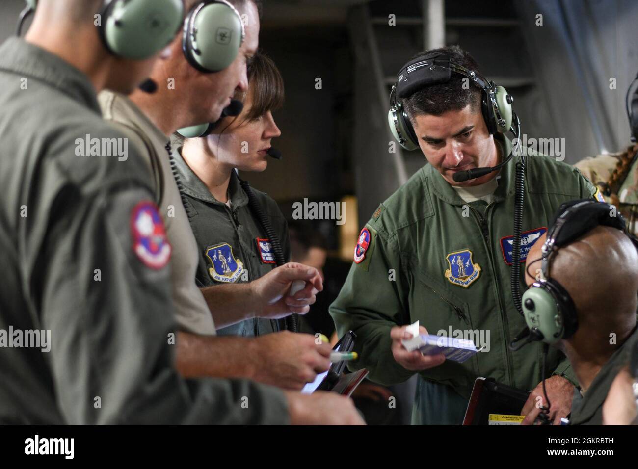 Maj. Michael McReynolds, eine Flugkrankenschwester beim 183. Aeromedical Evacuation Squadron, spricht mit Crew-Mitgliedern während einer medizinischen Übung an Bord eines C-17 Globemaster III am 18. Juni 2021. Das Bordtrainingszenario war eine von mehreren simulierten Versorgungsmissionen, die während des jährlichen Trainings für die 183. AES und andere Mitglieder des 172. Luftlift-Flügels in Puerto Rico durchgeführt wurden. Die Trainingsszenarien, an denen Aeromedizinteams und Bodenunterstützungspersonal aus dem 183. Beteiligt sind, tragen dazu bei, dass die Airmen auf reale Ereignisse vorbereitet sind. Aeromedizinische Evakuierungsstaffeln werden überall eingesetzt Stockfoto