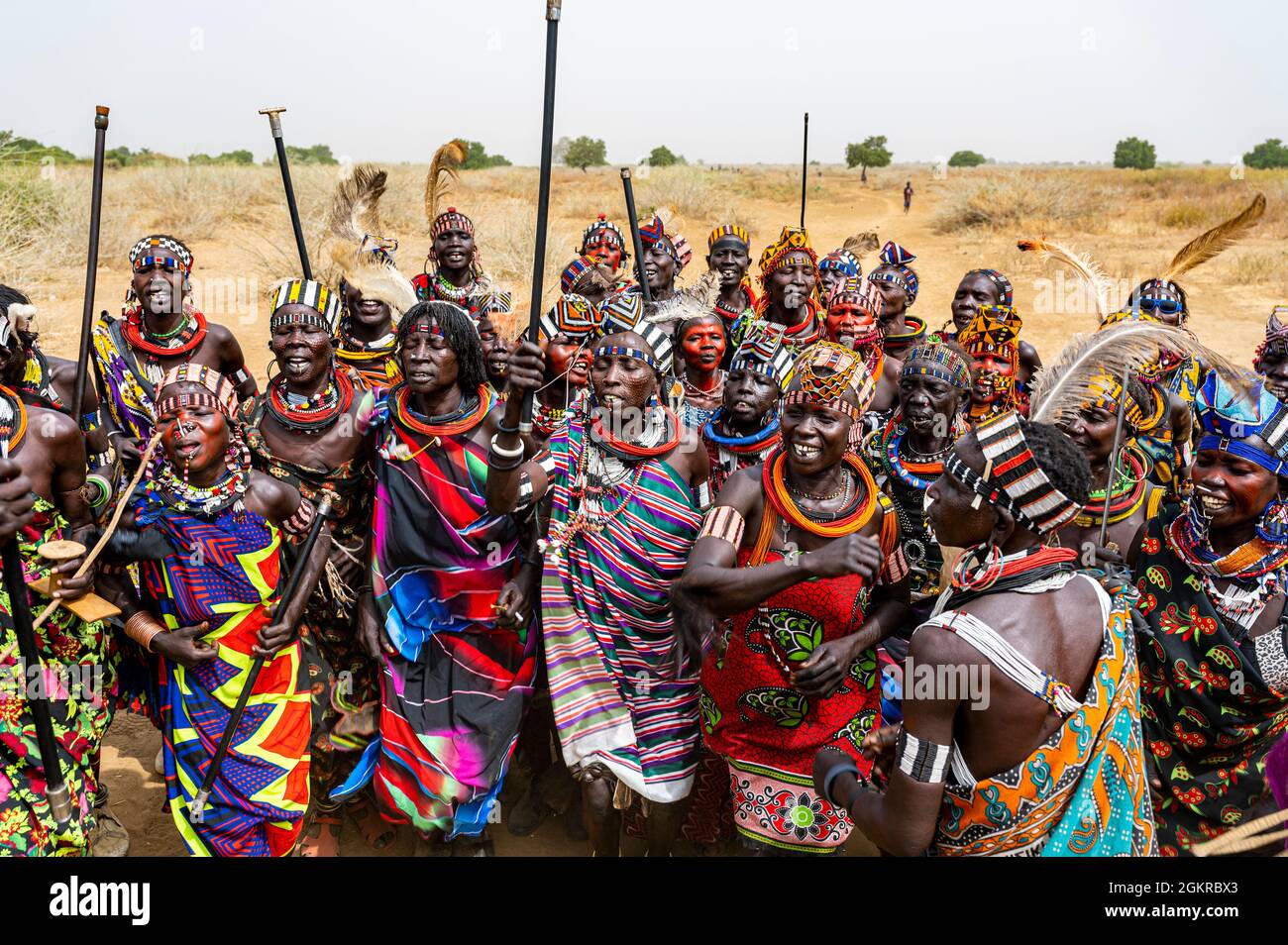 Traditionell gekleidete Frauen des Jiye-Stammes tanzen und singen, Eastern Equatoria State, Südsudan, Afrika Stockfoto
