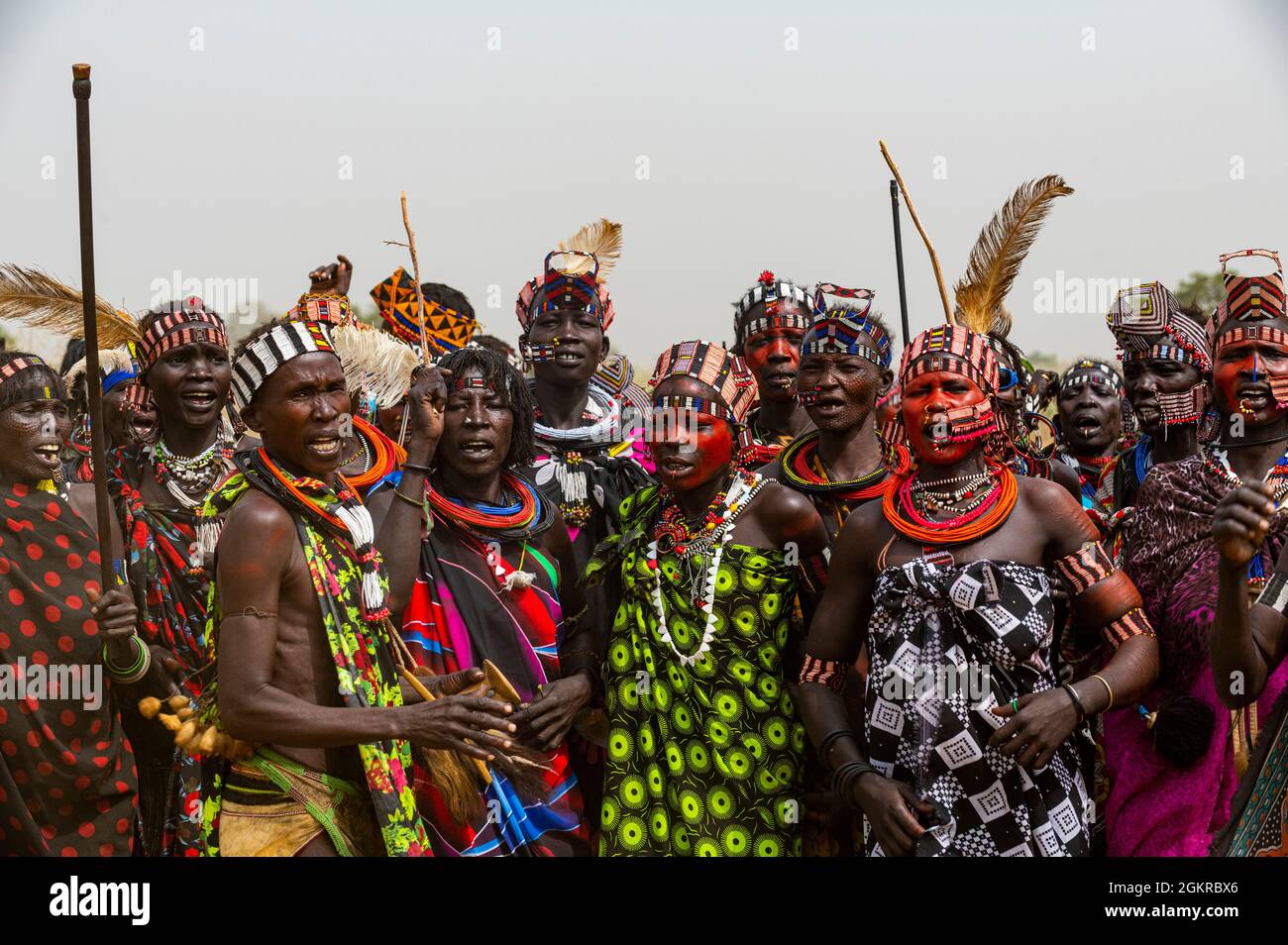 Traditionell gekleidete Frauen des Jiye-Stammes tanzen und singen, Eastern Equatoria State, Südsudan, Afrika Stockfoto